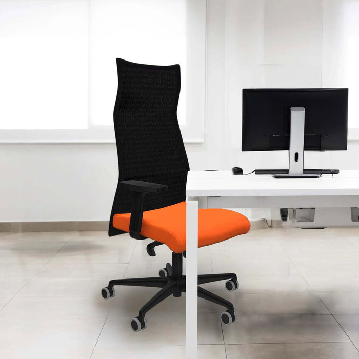 Sillón Albacete con mecanismo Sincro tapizada con Tela color Granate y malla color Blanco. Equipado con Base nailon negra, Brazos 2D y Ruedas 65 mm parqué