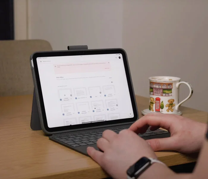 Logitech 920-011439 Combo Touch Funda Teclado con Trackpad para iPad 10ª Generación, QWERTY Español, Smart Connector, Retroiluminado, Modo Dibujo/Ver, Gris Oxford