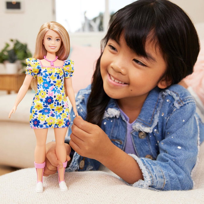 Barbie Muñeca Fashionista Síndrome Down HJT05 Mattel Juguete Inclusivo para Niñas y Niños +3 Años