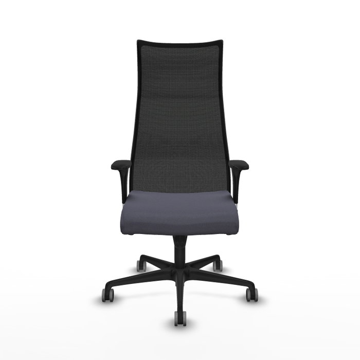 Sillón Albacete con mecanismo Sincro tapizada con Tela color Gris oscuro y malla color Negro. Equipado con Base nailon negra, Brazos 1D y Ruedas 65 mm parqué