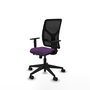 Silla de oficina Motilla con mecanismo Sincro/Traslack tapizada con Tela color Morado y malla color Negro. Equipada con lumbar 1D, Brazos 1D y Ruedas 65mm nailon