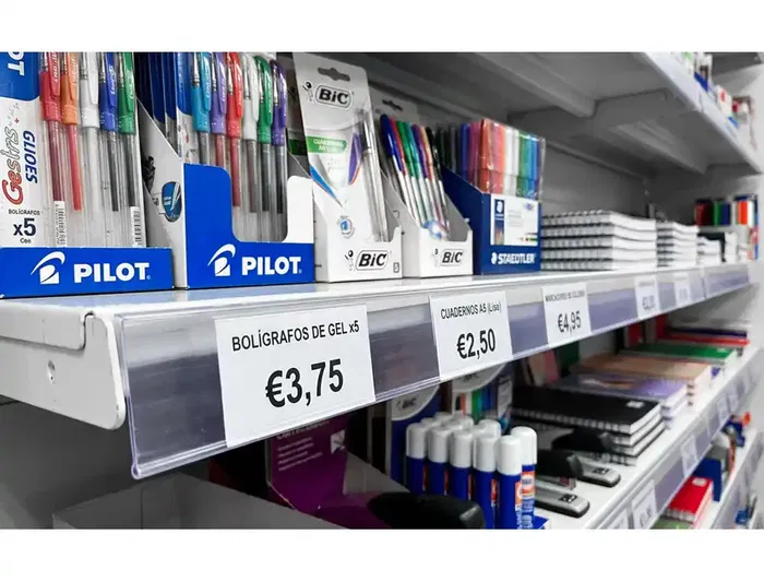 Q-Connect Soporte portaprecios adhesivo semi-transparente para estanterías, etiquetas 40x1000 mm, organización comercial