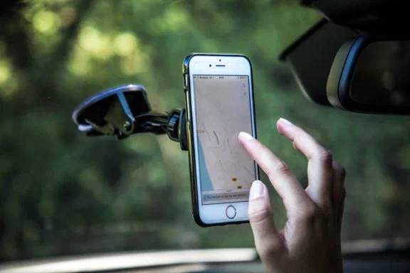 Mobilis 044006 Soporte Pasivo para Teléfono Móvil/Smartphone y Navegante - Negro para Coche y Barco con Montaje Mecánico/Magnético y Ventosa