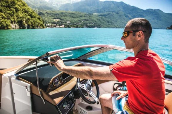 Mobilis 044006 Soporte Pasivo para Teléfono Móvil/Smartphone y Navegante - Negro para Coche y Barco con Montaje Mecánico/Magnético y Ventosa