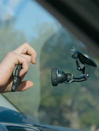 Mobilis 044006 Soporte Pasivo para Teléfono Móvil/Smartphone y Navegante - Negro para Coche y Barco con Montaje Mecánico/Magnético y Ventosa