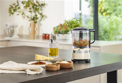 KitchenAid 5KFC0516 Picadora de Alimentos 1.19L, Compacta y Ligera, Multiusos con Batidor de Varillas, Color Almendra