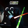 Power Saber - Sable Luminoso Escala 1:1 Color Verde con Proyección y Retracción Automática, Efectos de Sonido por Movimiento y Empuñadura con Luz
