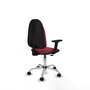 Silla de oficina Algarra con mecanismo Contacto permanente básico tapizada con Tela color Granate. Equipada con Base cromada, Brazos 2D y Ruedas de nailon 50 mm