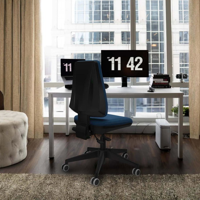 Silla de oficina Elche con mecanismo Asincro tapizada con Similpiel color Blanco. Equipada con Base piramidal negra, Sin brazos y Ruedas 65 mm parqué