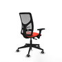 Silla de oficina Motilla con mecanismo Sincro tapizada con Tela color Naranja oscuro y malla color Gris. Equipada con lumbar 1D, Brazos 3D y Ruedas 65 mm parqué