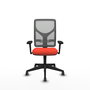 Silla de oficina Motilla con mecanismo Sincro tapizada con Tela color Naranja oscuro y malla color Gris. Equipada con lumbar 1D, Brazos 3D y Ruedas 65 mm parqué