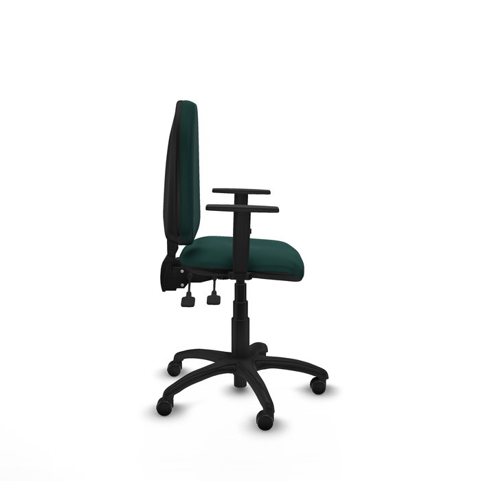 Silla de oficina Aýna con mecanismo Asincro tapizada con Similpiel color Verde botella. Equipada con Base poliamida negra, Brazos 1D y Ruedas de parqué