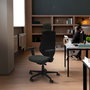 Silla de oficina Mardos con mecanismo Sincro/Traslack tapizada con Tela color Azul y malla color Negro. Equipada con lumbar 1D, Brazos 2D, Cabecero 2D y Ruedas 65mm nailon