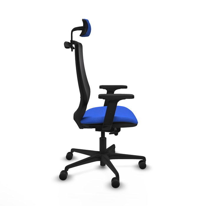 Silla de oficina Mardos con mecanismo Sincro/Traslack tapizada con Tela color Azul y malla color Negro. Equipada con lumbar 1D, Brazos 2D, Cabecero 2D y Ruedas 65mm nailon
