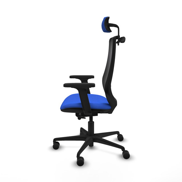 Silla de oficina Mardos con mecanismo Sincro/Traslack tapizada con Tela color Azul y malla color Negro. Equipada con lumbar 1D, Brazos 2D, Cabecero 2D y Ruedas 65mm nailon