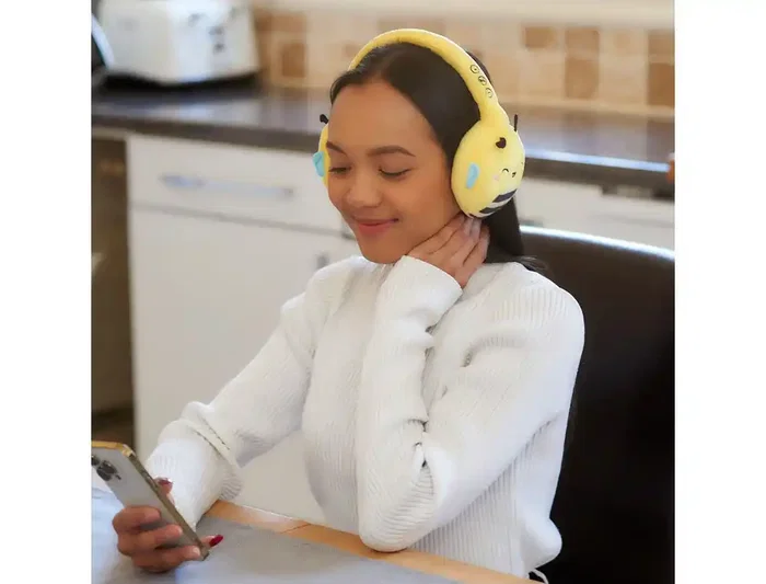 Wondee Auriculares Bluetooth de Peluche Squishmallows Sunny para Niños, Ajustables y Cómodos