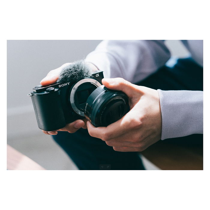 SONY ZV-E10 Cámara sin Espejo con Objetivo E 16-50mm f/3.5-5.6 OSS, Sensor APS-C 24.2MP, Grabación 4K, Pantalla Táctil Abatible, Negro