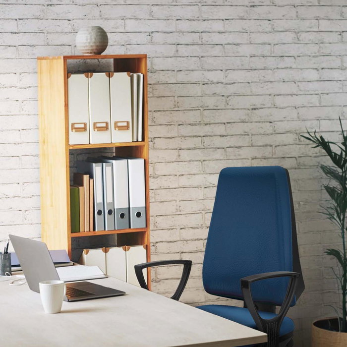 Silla de oficina Elche con mecanismo Asincro tapizada con Similpiel color Blanco. Equipada con Base piramidal negra, Brazos fijos y Ruedas 65 mm parqué