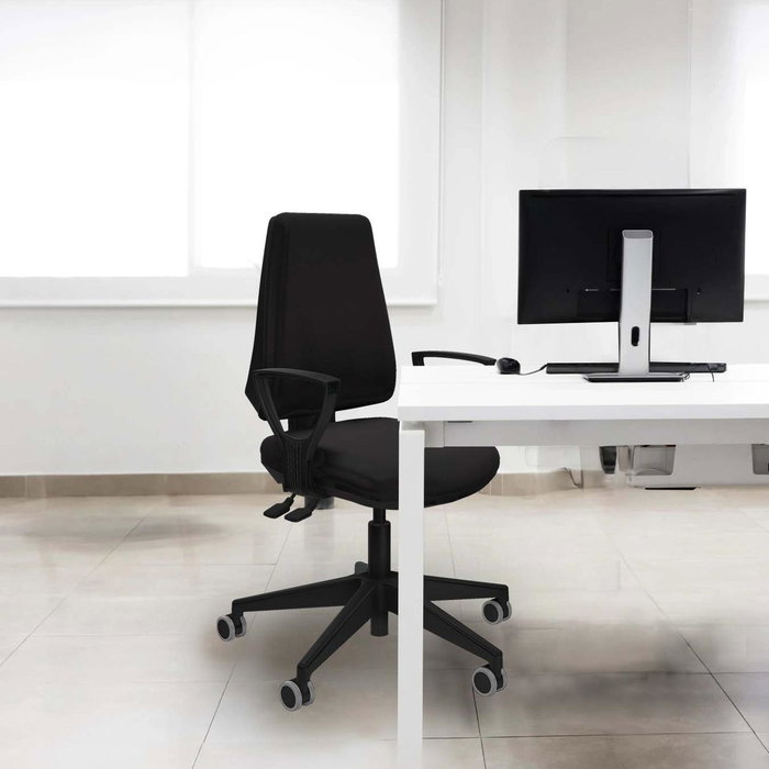 Silla de oficina Elche con mecanismo Asincro tapizada con Similpiel color Blanco. Equipada con Base piramidal negra, Brazos fijos y Ruedas 65 mm parqué