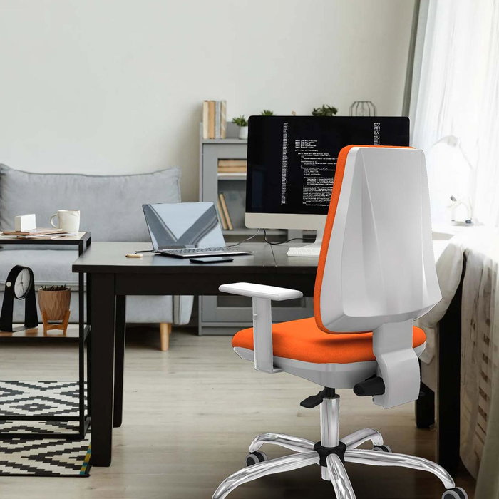 Silla de oficina Elche con mecanismo Asincro tapizada con Tela color Verde petróleo. Equipada con Base cromada, Reposabrazos blancos y Ruedas 65 mm parqué