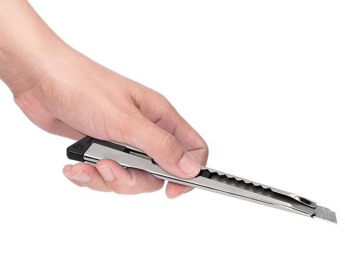 Q-connect Cortador Metálico Estrecho con Funda y Clip, Cuchilla 9 mm XD-46, Bolsa 1 Unidad