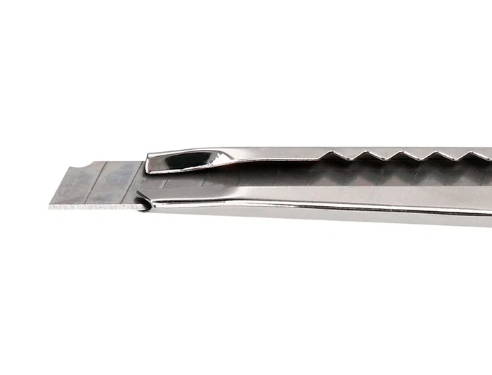 Q-connect Cortador Metálico Estrecho con Funda y Clip, Cuchilla 9 mm XD-46, Bolsa 1 Unidad