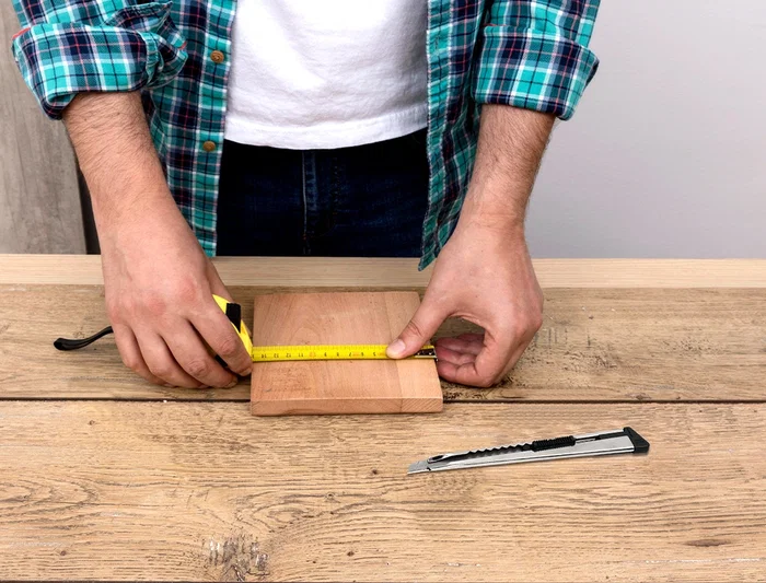 Q-connect Cortador Metálico Estrecho con Funda y Clip, Cuchilla 9 mm XD-46, Bolsa 1 Unidad