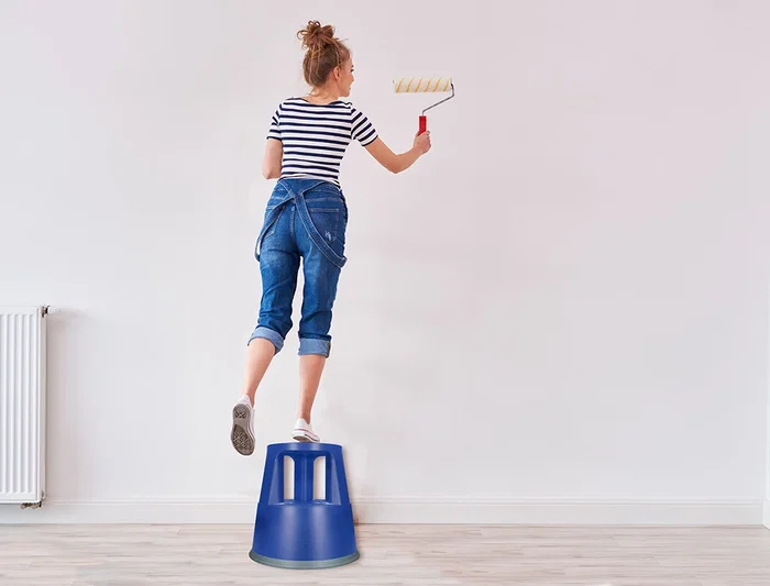 Q-connect Taburete Azul con Ruedas Retráctiles y Dos Niveles, ABS Resistente