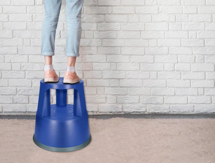 Q-connect Taburete Azul con Ruedas Retráctiles y Dos Niveles, ABS Resistente