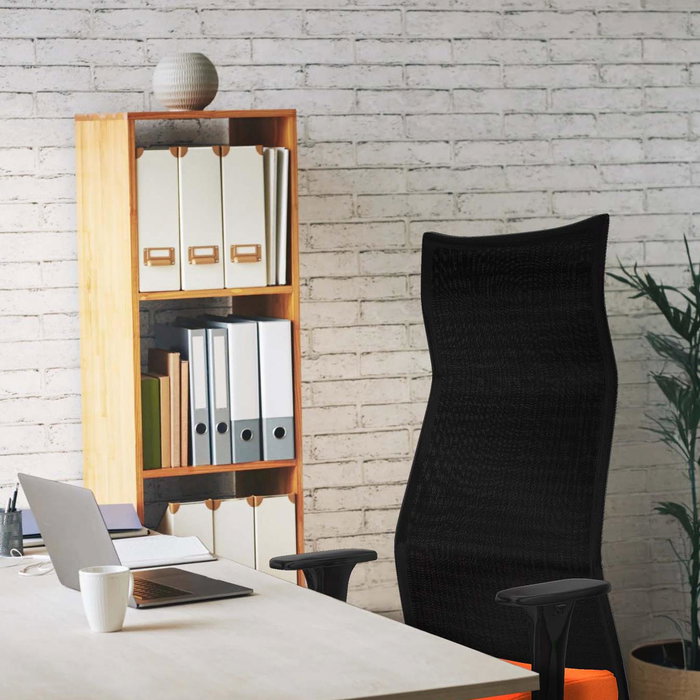 Sillón Albacete con mecanismo Sincro tapizada con Tela color Morado y malla color Blanco. Equipado con Base aluminio, Brazos 1D y Ruedas 65 mm parqué