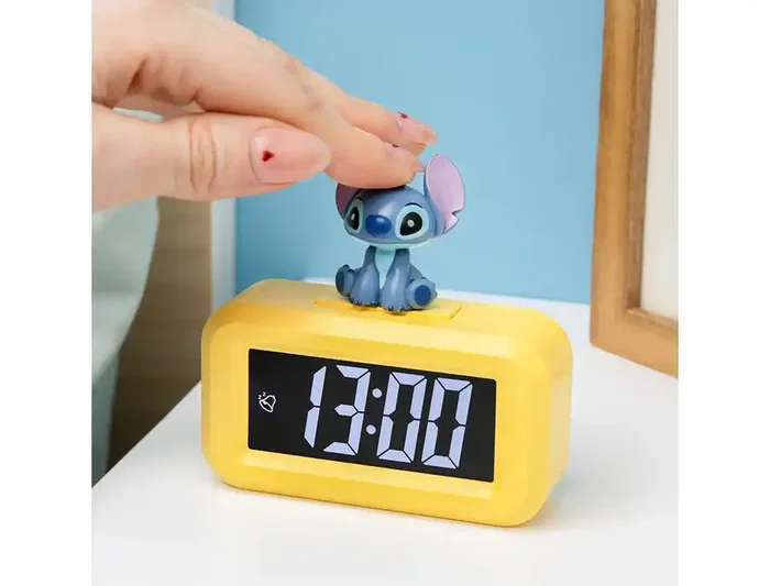 Disney Despertador Digital Stitch Reloj de Alarma con Función Snooze Toque, Figura Mini Lilo & Stitch, Wondee, 8.8 cm, Pantalla LED