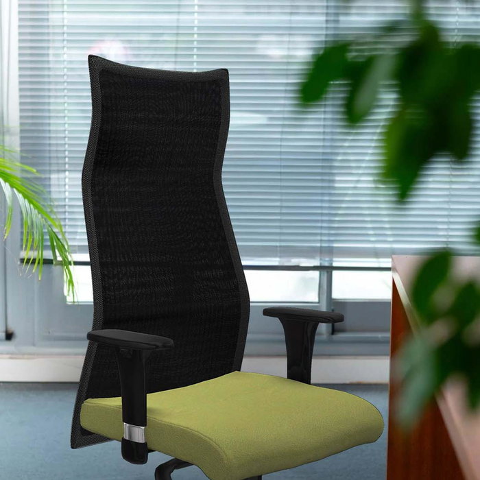 Sillón Albacete con mecanismo Sincro tapizada con Tela color Negro y malla color Blanco. Equipado con Base aluminio, Brazos 1D y Ruedas 65mm nailon