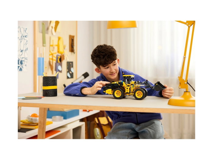 LEGO Technic Volvo L120 Electric Wheel Loader LEGO Technic Volvo L120 Electric Wheel Loader