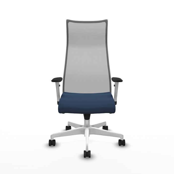 Sillón Albacete con mecanismo Sincro tapizada con Similpiel color Azul marino y malla color Gris. Equipado con Base poliamida blanca, Brazos 1D y Ruedas 65mm nailon