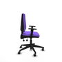 Silla de oficina Elche con mecanismo Asincro tapizada con Tela color Lila. Equipada con Base piramidal negra, Brazos 1D y Ruedas 65 mm parqué