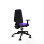 Silla de oficina Elche con mecanismo Asincro tapizada con Tela color Lila. Equipada con Base piramidal negra, Brazos 1D y Ruedas 65 mm parqué