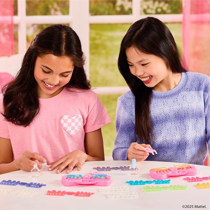 Aquabeads Barbie Kit Diseña Tus Uñas 35137 - Set Decoración de Uñas con 40 Uñas, Extensiones, Mesa, Pinzas, Aplicador, Pegatinas e Instrucciones, Reutilizable, Edad +4 Años