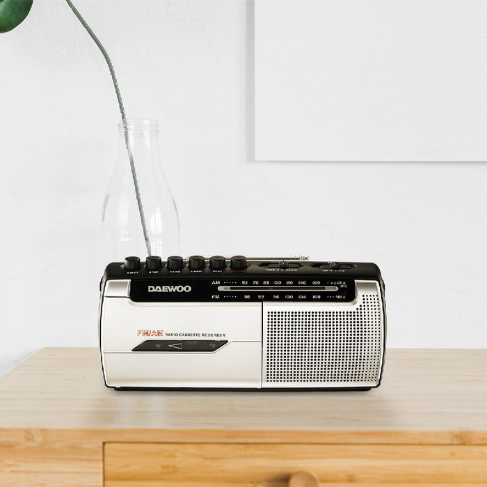 Daewoo Radio Cassette AM/FM con Micrófono, Salida Auriculares y Fuente de Alimentación AC/DC y Pilas Daewoo Radio Cassette AM/FM con Micrófono, Salida Auriculares y Fuente de Alimentación AC/DC y Pilas