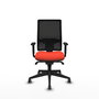 Silla de oficina Horna con mecanismo Sincro tapizada con Tela color Naranja oscuro y malla color Negro. Equipada con lumbar 1D, Brazos 1D y Ruedas 65 mm parqué