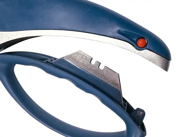 Q-connect Cuter XS6200 Metálico Ancho Azul y Gris con Mango de Plástico y Compartimento para Cuchillas