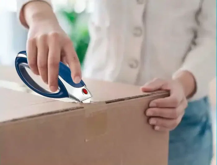 Q-connect Cuter XS6200 Metálico Ancho Azul y Gris con Mango de Plástico y Compartimento para Cuchillas