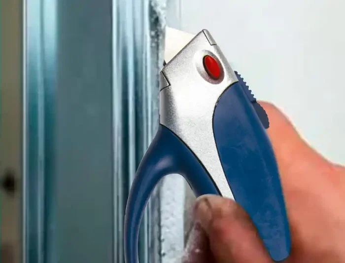 Q-connect Cuter XS6200 Metálico Ancho Azul y Gris con Mango de Plástico y Compartimento para Cuchillas