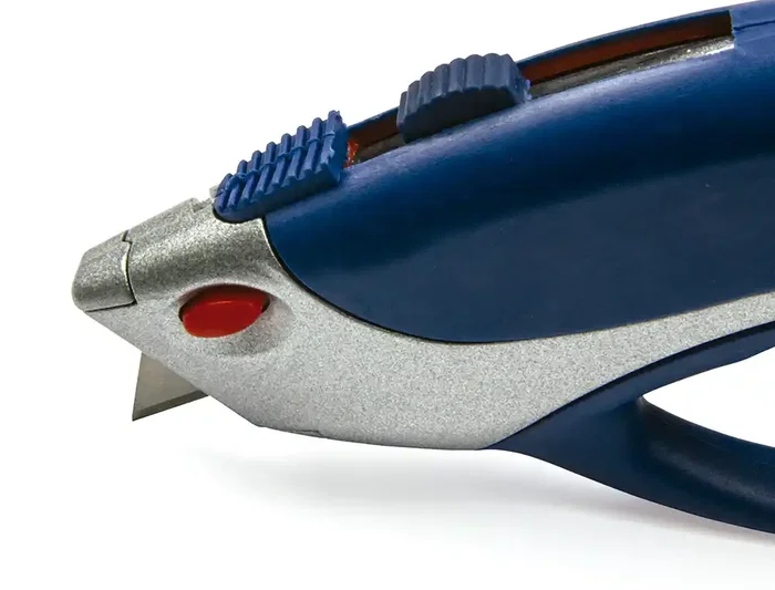 Q-connect Cuter XS6200 Metálico Ancho Azul y Gris con Mango de Plástico y Compartimento para Cuchillas