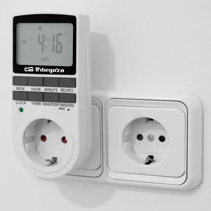 Orbegozo PG 25 - Programador Eléctrico Semanal de Enchufe, 16 Programas, Ahorro Energía y Función Antirrobo, Máx. 3680W, Negro/Blanco