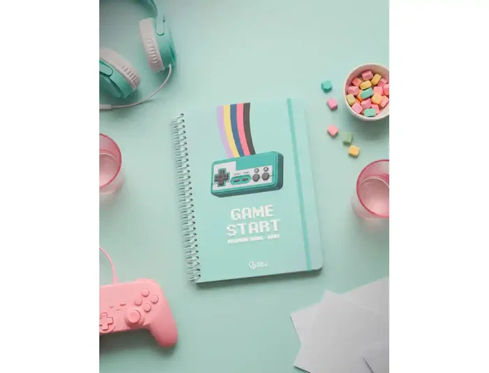 Liderpapel Agenda Escolar 2026-2027 Colección Game On, A5 Día Página, Espiral, Interior Bilingüe, Papel FSC 80g, Verde, con Gomilla y Pegatinas