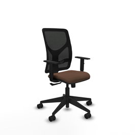 Silla de oficina Motilla con mecanismo Sincro tapizada con Tela color Marrón oscuro y malla color negra. Equipada con lumbar 1D, Brazos 1D y Ruedas 65mm nailon