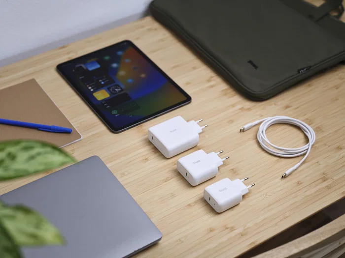 Trust Maxo Cargador de Pared 65W USB-C PD 3.0 con Cable 2m - Carga Rápida Universal para Portátil, Móvil y Tablet - Blanco