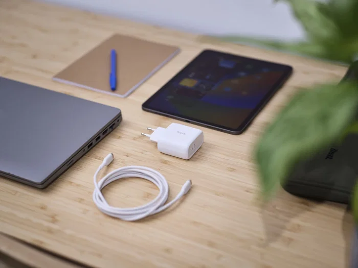 Trust Maxo Cargador de Pared 65W USB-C PD 3.0 con Cable 2m - Carga Rápida Universal para Portátil, Móvil y Tablet - Blanco