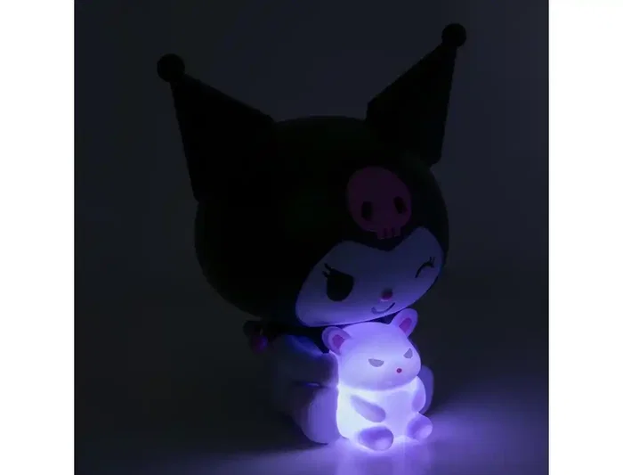 Wondee Lámpara LED Kuromi Hello Kitty Sanrio 16 cm Figura 3D Luz Nocturna Baku Púrpura GloBuddies sin Cables Pilas AA Wondee Lámpara LED Kuromi Hello Kitty Sanrio 16 cm Figura 3D Luz Nocturna Baku Púrpura GloBuddies sin Cables Pilas AA