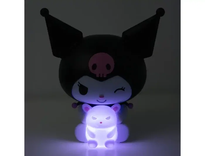 Wondee Lámpara LED Kuromi Hello Kitty Sanrio 16 cm Figura 3D Luz Nocturna Baku Púrpura GloBuddies sin Cables Pilas AA Wondee Lámpara LED Kuromi Hello Kitty Sanrio 16 cm Figura 3D Luz Nocturna Baku Púrpura GloBuddies sin Cables Pilas AA